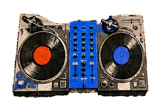 雙唱盤與 mixer 的絲網拼貼圖，象徵早期嘻哈派對的 DJ 技術